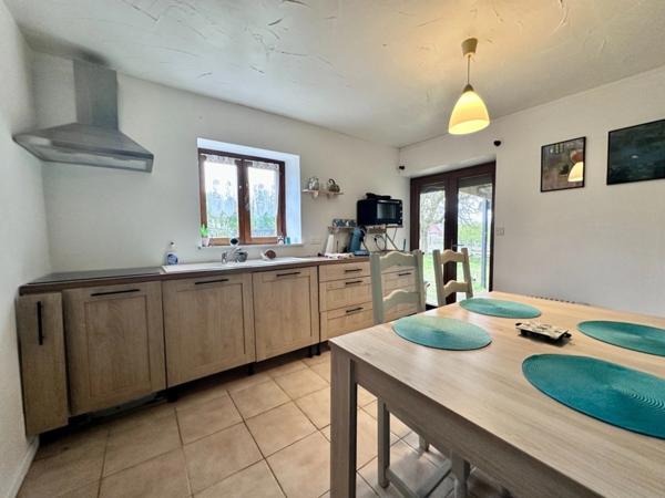 Maison en pierre de 244 m2 habitables avec chambres d'hôtes et 8500 m2 terrain à vendre CHAMP DU BOULT (14)