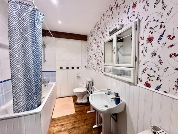 Maison en pierre de 244 m2 habitables avec chambres d'hôtes et 8500 m2 terrain à vendre CHAMP DU BOULT (14)