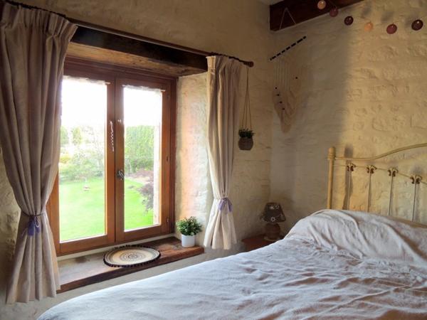 Maison en pierre de 244 m2 habitables avec chambres d'hôtes et 8500 m2 terrain à vendre CHAMP DU BOULT (14)