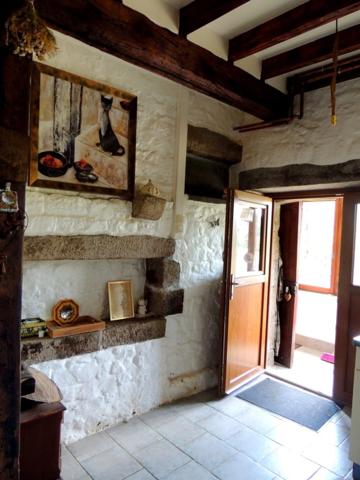 Maison en pierre de 244 m2 habitables avec chambres d'hôtes et 8500 m2 terrain à vendre CHAMP DU BOULT (14)