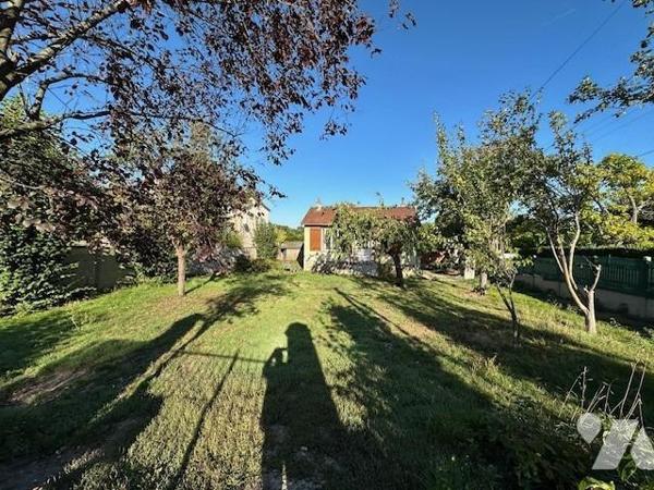 Terrain à bâtir d'une superficie de 352 m² (division en cours), en angle de rue, secteur gare de la
