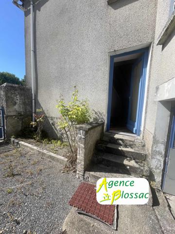 MAISON DE VILLE AVEC COUR ET GARAGE - MIREBEAU