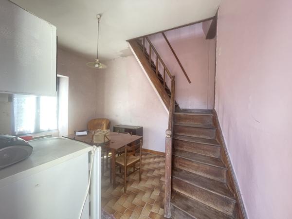 MAISON DE VILLE AVEC COUR ET GARAGE - MIREBEAU