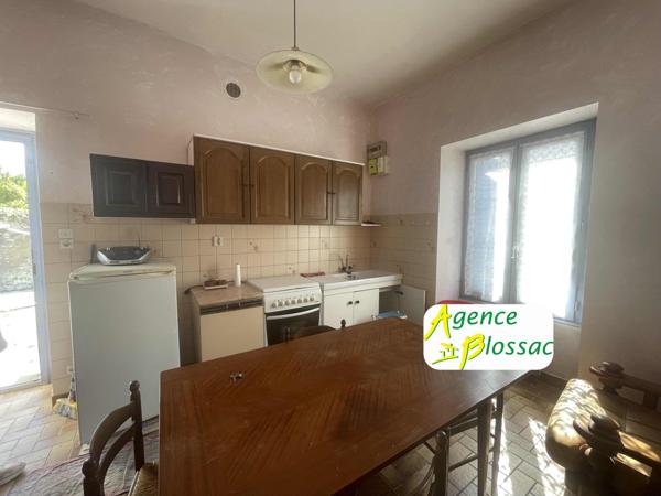 MAISON DE VILLE AVEC COUR ET GARAGE - MIREBEAU