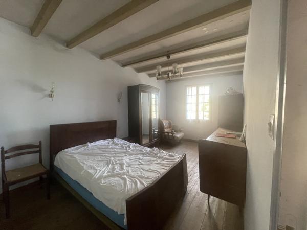 MAISON DE VILLE AVEC COUR ET GARAGE - MIREBEAU