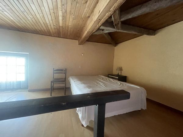 MAISON DE VILLE AVEC COUR ET GARAGE - MIREBEAU