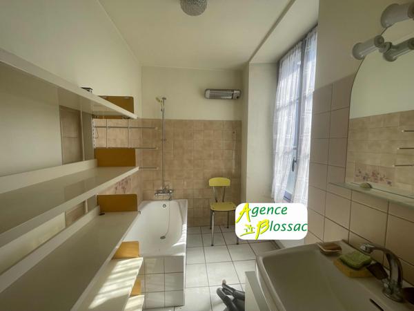 MAISON DE VILLE AVEC COUR ET GARAGE - MIREBEAU