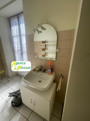 MAISON DE VILLE AVEC COUR ET GARAGE - MIREBEAU