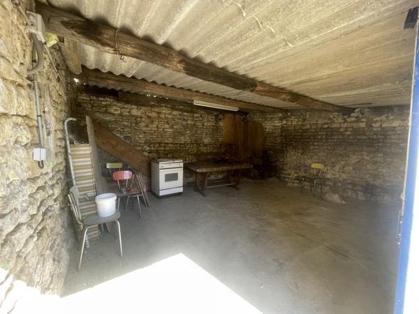 MAISON DE VILLE AVEC COUR ET GARAGE - MIREBEAU