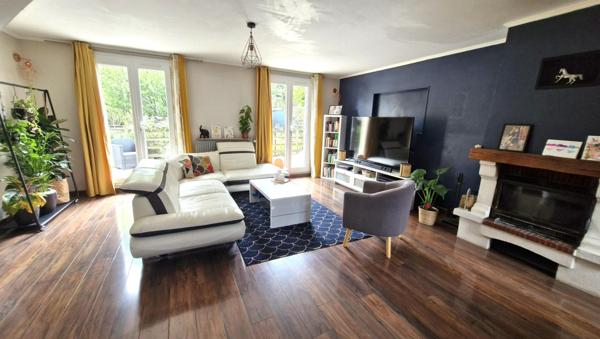 Maison Mitoyenne , 4 chambres ,jolie parcelle