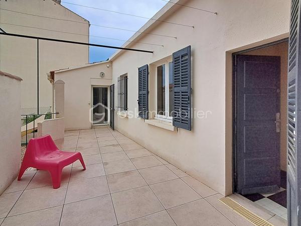 Au cœur du centre-ville de La Seyne-sur-Mer, au 1er étage d’un élégant immeuble, découvrez ce vaste appartement de 7 pièces, offrant de beaux volumes et un potentiel remarquable. À rénover et entièrement modulable, il se prête à de nombreux projets : résidence familiale, colocation, bureaux, cabinet médical selon vos besoins.
L’appartement bénéficie d’un balcon filant, tandis que la façade de l’immeuble a été rénovée.
À l’arrière, véritable atout rare en centre-ville, une très belle terrasse privative d’environ 20 m², au calme et idéalement orientée.
Une pièce indépendante complète le bien et pourra accueillir une chambre d’appoint, un bureau ou un espace dédié à une activité professionnelle.
Possibilité d’acquérir, avec l’appartement, un vaste grenier sous combles d’environ 180 m².
Idéal investisseur, famille ou activité professionnelle.