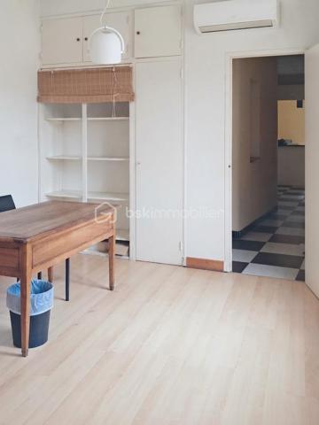Au cœur du centre-ville de La Seyne-sur-Mer, au 1er étage d’un élégant immeuble, découvrez ce vaste appartement de 7 pièces, offrant de beaux volumes et un potentiel remarquable. À rénover et entièrement modulable, il se prête à de nombreux projets : résidence familiale, colocation, bureaux, cabinet médical selon vos besoins.
L’appartement bénéficie d’un balcon filant, tandis que la façade de l’immeuble a été rénovée.
À l’arrière, véritable atout rare en centre-ville, une très belle terrasse privative d’environ 20 m², au calme et idéalement orientée.
Une pièce indépendante complète le bien et pourra accueillir une chambre d’appoint, un bureau ou un espace dédié à une activité professionnelle.
Possibilité d’acquérir, avec l’appartement, un vaste grenier sous combles d’environ 180 m².
Idéal investisseur, famille ou activité professionnelle.