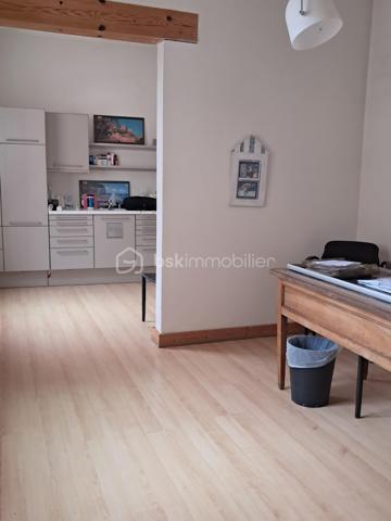Au cœur du centre-ville de La Seyne-sur-Mer, au 1er étage d’un élégant immeuble, découvrez ce vaste appartement de 7 pièces, offrant de beaux volumes et un potentiel remarquable. À rénover et entièrement modulable, il se prête à de nombreux projets : résidence familiale, colocation, bureaux, cabinet médical selon vos besoins.
L’appartement bénéficie d’un balcon filant, tandis que la façade de l’immeuble a été rénovée.
À l’arrière, véritable atout rare en centre-ville, une très belle terrasse privative d’environ 20 m², au calme et idéalement orientée.
Une pièce indépendante complète le bien et pourra accueillir une chambre d’appoint, un bureau ou un espace dédié à une activité professionnelle.
Possibilité d’acquérir, avec l’appartement, un vaste grenier sous combles d’environ 180 m².
Idéal investisseur, famille ou activité professionnelle.