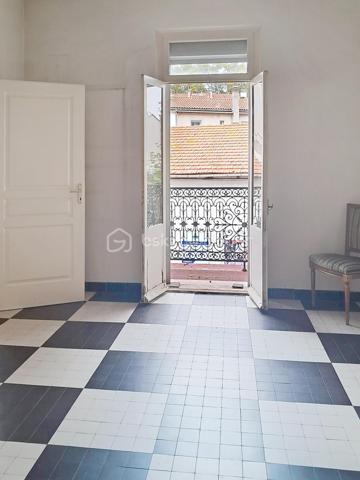 Au cœur du centre-ville de La Seyne-sur-Mer, au 1er étage d’un élégant immeuble, découvrez ce vaste appartement de 7 pièces, offrant de beaux volumes et un potentiel remarquable. À rénover et entièrement modulable, il se prête à de nombreux projets : résidence familiale, colocation, bureaux, cabinet médical selon vos besoins.
L’appartement bénéficie d’un balcon filant, tandis que la façade de l’immeuble a été rénovée.
À l’arrière, véritable atout rare en centre-ville, une très belle terrasse privative d’environ 20 m², au calme et idéalement orientée.
Une pièce indépendante complète le bien et pourra accueillir une chambre d’appoint, un bureau ou un espace dédié à une activité professionnelle.
Possibilité d’acquérir, avec l’appartement, un vaste grenier sous combles d’environ 180 m².
Idéal investisseur, famille ou activité professionnelle.