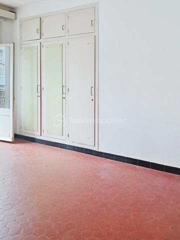 Au cœur du centre-ville de La Seyne-sur-Mer, au 1er étage d’un élégant immeuble, découvrez ce vaste appartement de 7 pièces, offrant de beaux volumes et un potentiel remarquable. À rénover et entièrement modulable, il se prête à de nombreux projets : résidence familiale, colocation, bureaux, cabinet médical selon vos besoins.
L’appartement bénéficie d’un balcon filant, tandis que la façade de l’immeuble a été rénovée.
À l’arrière, véritable atout rare en centre-ville, une très belle terrasse privative d’environ 20 m², au calme et idéalement orientée.
Une pièce indépendante complète le bien et pourra accueillir une chambre d’appoint, un bureau ou un espace dédié à une activité professionnelle.
Possibilité d’acquérir, avec l’appartement, un vaste grenier sous combles d’environ 180 m².
Idéal investisseur, famille ou activité professionnelle.