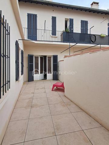 Au cœur du centre-ville de La Seyne-sur-Mer, au 1er étage d’un élégant immeuble, découvrez ce vaste appartement de 7 pièces, offrant de beaux volumes et un potentiel remarquable. À rénover et entièrement modulable, il se prête à de nombreux projets : résidence familiale, colocation, bureaux, cabinet médical selon vos besoins.
L’appartement bénéficie d’un balcon filant, tandis que la façade de l’immeuble a été rénovée.
À l’arrière, véritable atout rare en centre-ville, une très belle terrasse privative d’environ 20 m², au calme et idéalement orientée.
Une pièce indépendante complète le bien et pourra accueillir une chambre d’appoint, un bureau ou un espace dédié à une activité professionnelle.
Possibilité d’acquérir, avec l’appartement, un vaste grenier sous combles d’environ 180 m².
Idéal investisseur, famille ou activité professionnelle.