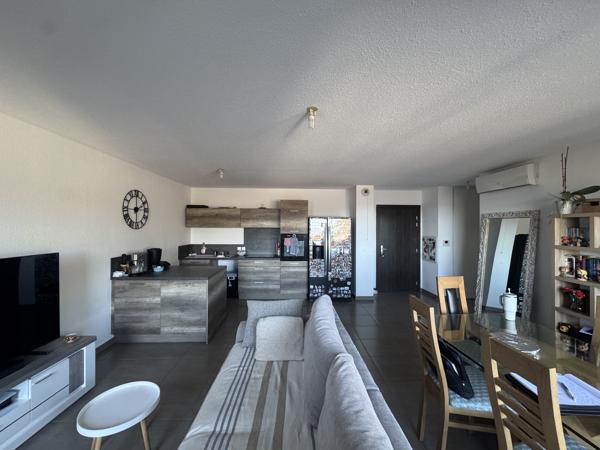 Appartement
         3 pièces
        - 70 m² 250 000 € *