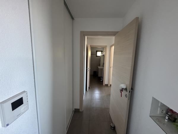 Appartement
         3 pièces
        - 70 m² 250 000 € *