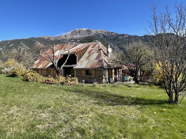 Les Thuiles (04400) Ancienne ferme en pierre transformée en maison/villa