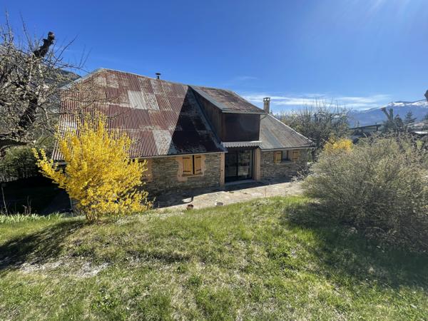 Les Thuiles (04400) Ancienne ferme en pierre transformée en maison/villa