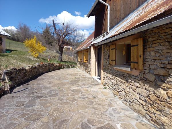 Les Thuiles (04400) Ancienne ferme en pierre transformée en maison/villa