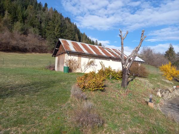 Les Thuiles (04400) Ancienne ferme en pierre transformée en maison/villa