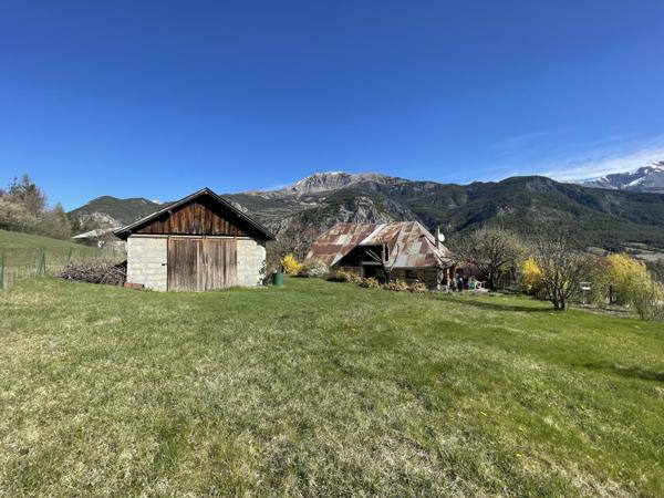 Les Thuiles (04400) Ancienne ferme en pierre transformée en maison/villa