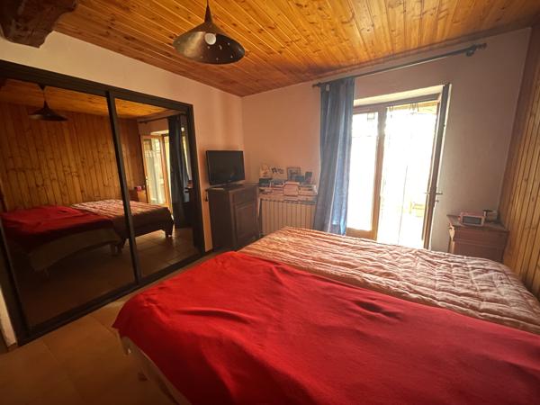 Les Thuiles (04400) Ancienne ferme en pierre transformée en maison/villa