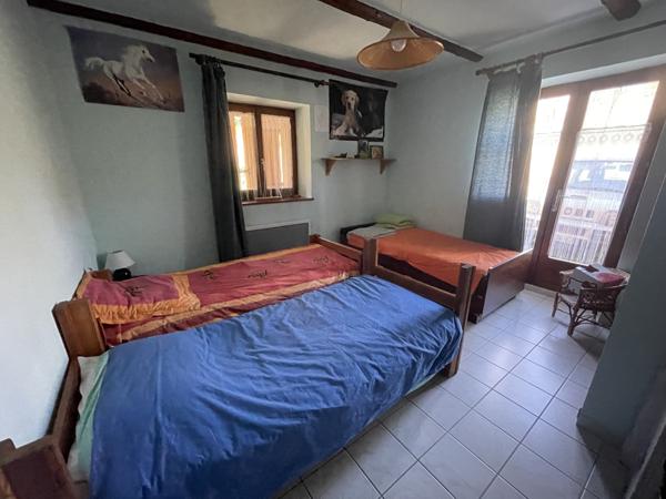 Les Thuiles (04400) Ancienne ferme en pierre transformée en maison/villa