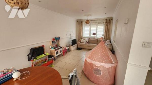 SAINT POL SUR MER
Maison en briques avec une mitoyenneté comp. :

Au RDC, Entrée, WC, salle ...