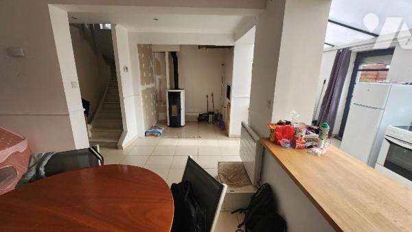 SAINT POL SUR MER
Maison en briques avec une mitoyenneté comp. :

Au RDC, Entrée, WC, salle ...