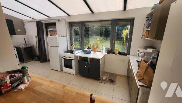 SAINT POL SUR MER
Maison en briques avec une mitoyenneté comp. :

Au RDC, Entrée, WC, salle ...