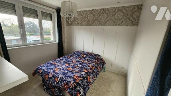 SAINT POL SUR MER
Maison en briques avec une mitoyenneté comp. :

Au RDC, Entrée, WC, salle ...