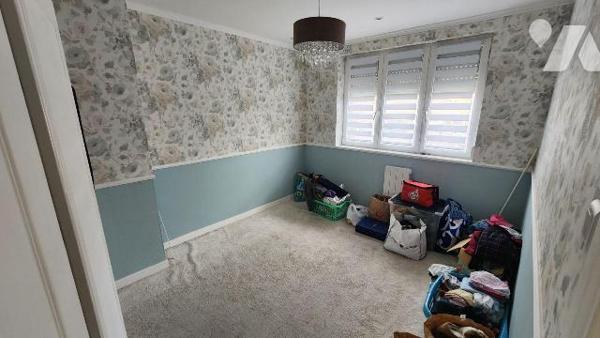 SAINT POL SUR MER
Maison en briques avec une mitoyenneté comp. :

Au RDC, Entrée, WC, salle ...