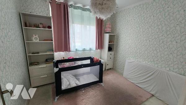 SAINT POL SUR MER
Maison en briques avec une mitoyenneté comp. :

Au RDC, Entrée, WC, salle ...