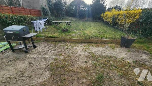 SAINT POL SUR MER
Maison en briques avec une mitoyenneté comp. :

Au RDC, Entrée, WC, salle ...