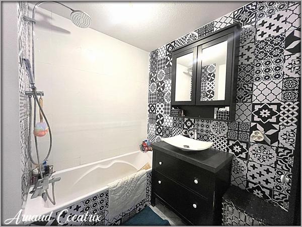 Appartement T4 traversant de 85 m² – Environnement calme et emplacement stratégique à Annecy (74940)