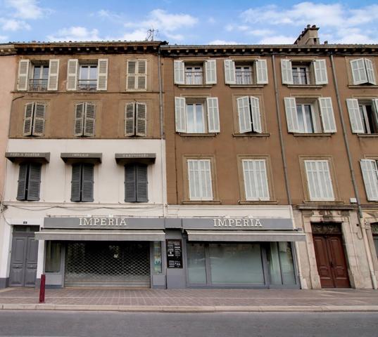 A VENDRE EN EXCLUSIVITE ! Immeuble Vidauban- Emplacement N°1 - Local commercial - 3 appartements T2 - Jardinet