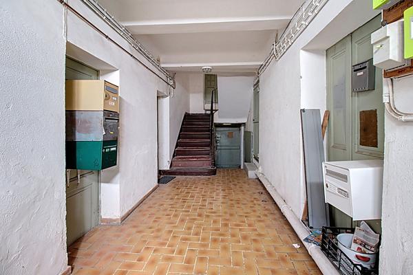 A VENDRE EN EXCLUSIVITE ! Immeuble Vidauban- Emplacement N°1 - Local commercial - 3 appartements T2 - Jardinet