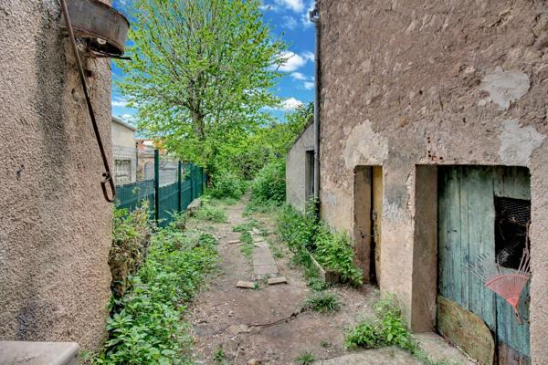 A VENDRE EN EXCLUSIVITE ! Immeuble Vidauban- Emplacement N°1 - Local commercial - 3 appartements T2 - Jardinet