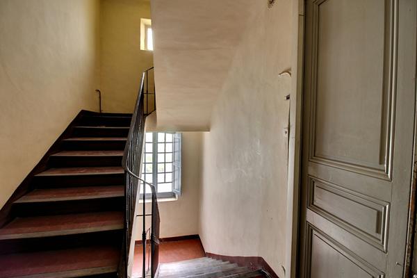 A VENDRE EN EXCLUSIVITE ! Immeuble Vidauban- Emplacement N°1 - Local commercial - 3 appartements T2 - Jardinet
