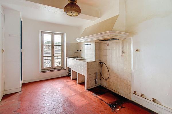 A VENDRE EN EXCLUSIVITE ! Immeuble Vidauban- Emplacement N°1 - Local commercial - 3 appartements T2 - Jardinet