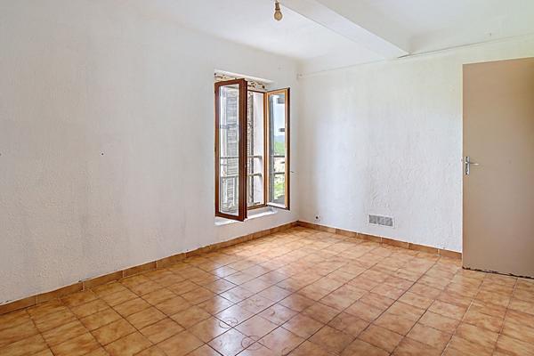 A VENDRE EN EXCLUSIVITE ! Immeuble Vidauban- Emplacement N°1 - Local commercial - 3 appartements T2 - Jardinet