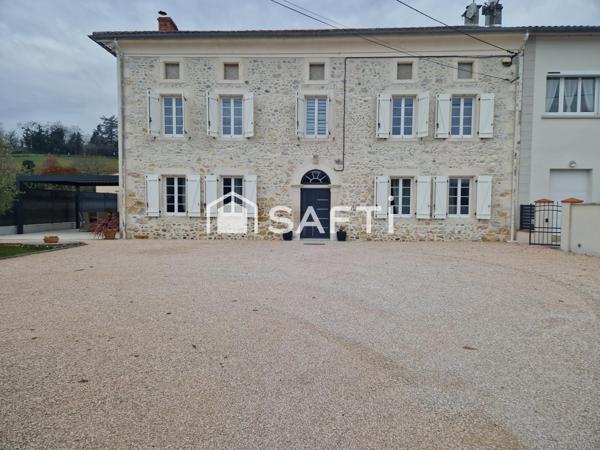 Maison de 213 m², cour et terrasse.