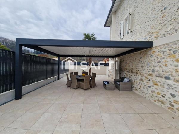 Maison de 213 m², cour et terrasse.