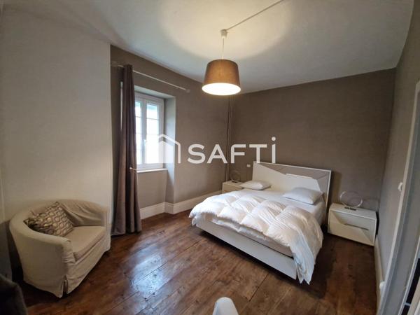 Maison de 213 m², cour et terrasse.