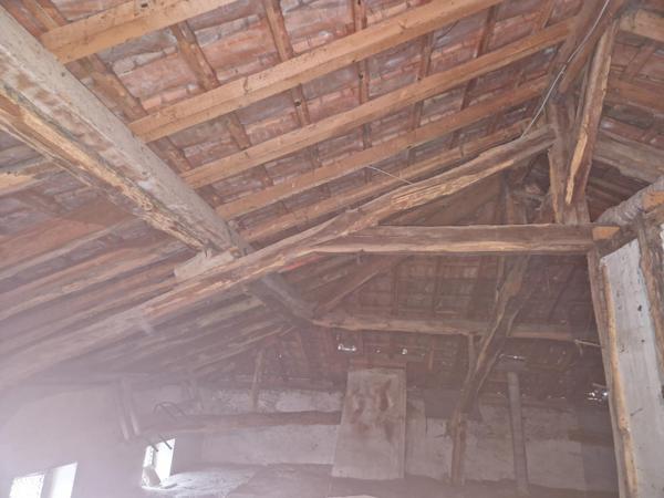 Maison de 213 m², cour et terrasse.