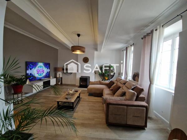 Maison de 213 m², cour et terrasse.