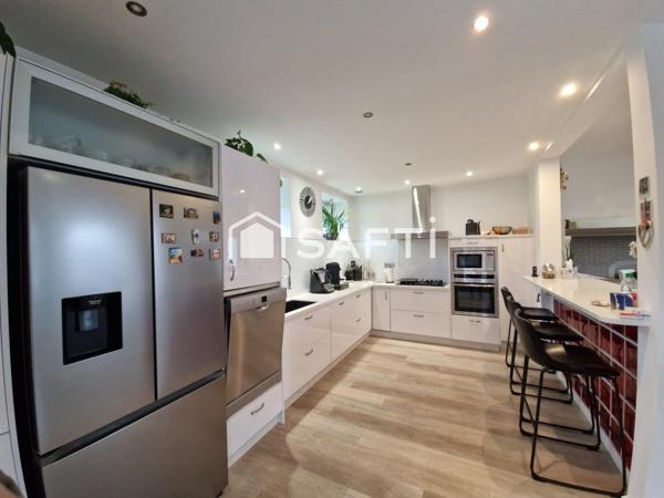 Maison de 213 m², cour et terrasse.