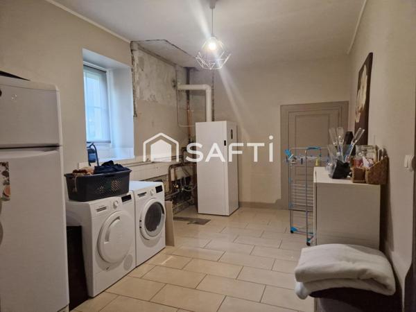 Maison de 213 m², cour et terrasse.